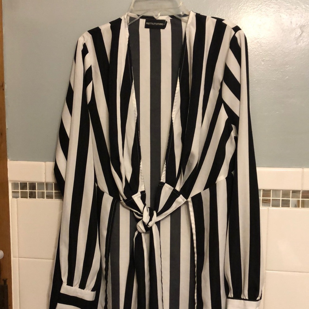 Womens open front long sleeved blouse, size 8
